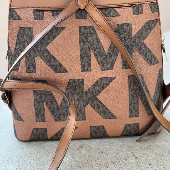 Michael Kors MK Graphic Logo Cindy backpack Signature NWT Authentic - Picture 5 of 10